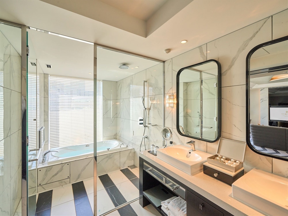 プレミア スイート ツイン 禁煙 バスルーム1 | ザ・カハラ・ホテル & リゾート 横浜