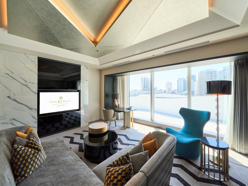 プレミア スイート ツイン 禁煙 リビング エリア2 | ザ・カハラ・ホテル & リゾート 横浜