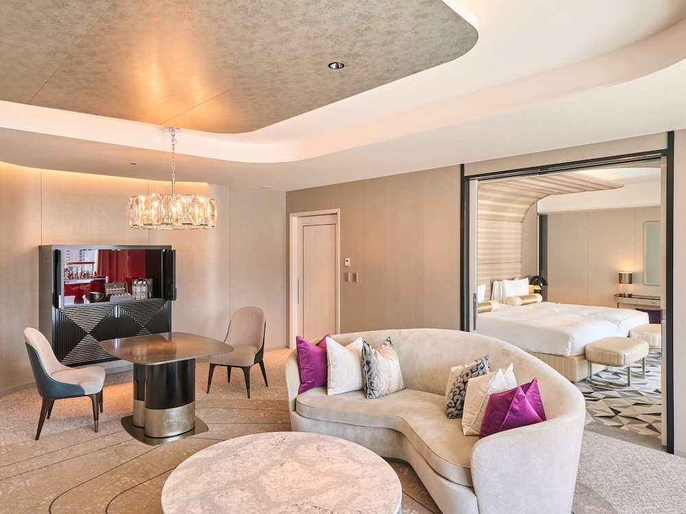 エグゼクティブ スイート ツイン 禁煙 リビング エリア2 | ザ・カハラ・ホテル & リゾート 横浜