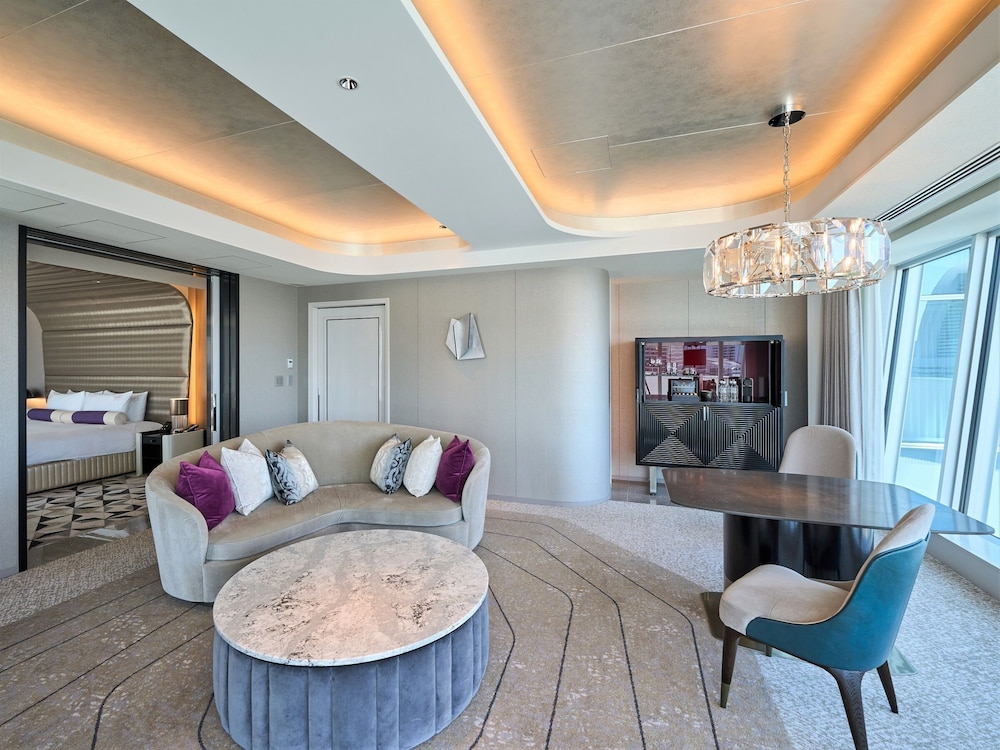 ザ · カハラ スイート キング 禁煙 リビング エリア1 | ザ・カハラ・ホテル & リゾート 横浜