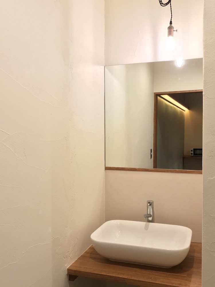 AWAJI ファミリースイート バスルームのシンク0 | cafe & stay CASTANA