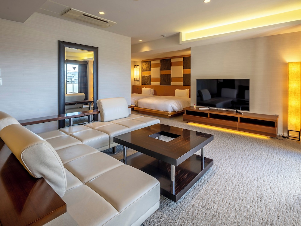 デラックスツインルーム A 露天風呂付 リビング エリア1 | リヴェルト京都鴨川