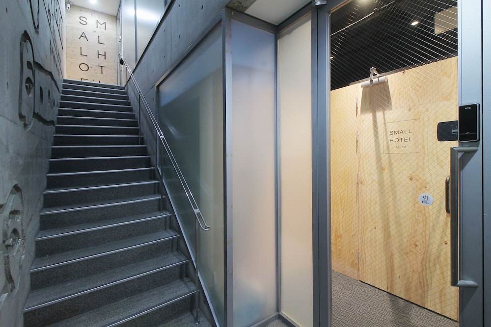 施設の入り口1 | SMALL HOTEL hiroshima