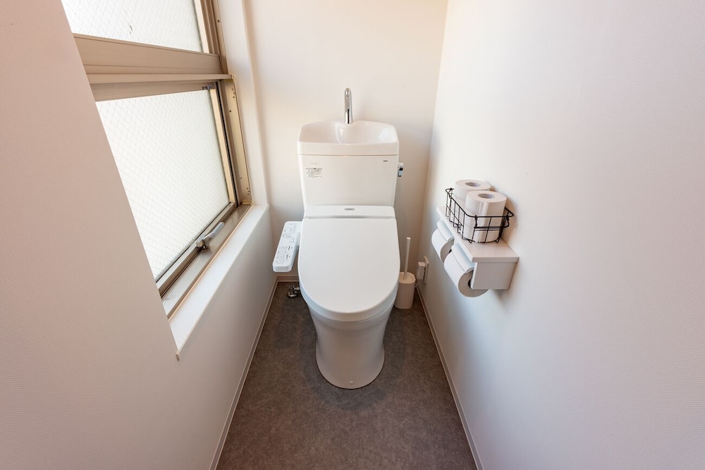 コンパクト ダブルルーム 共用バスルーム バスルーム2 | アンドホステル 南千住