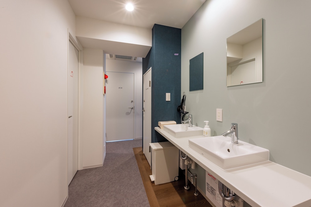 コンパクト ダブルルーム 共用バスルーム バスルーム0 | アンドホステル 南千住