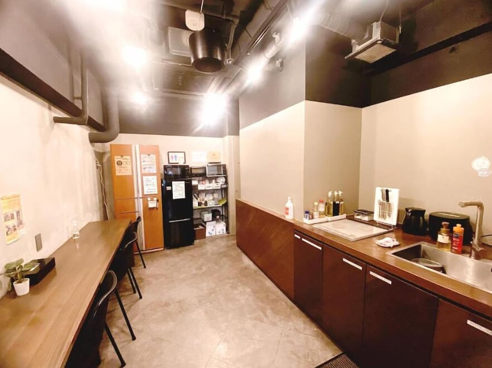 コンパクト ダブルルーム 共用バスルーム 客室3 | アンドホステル 南千住