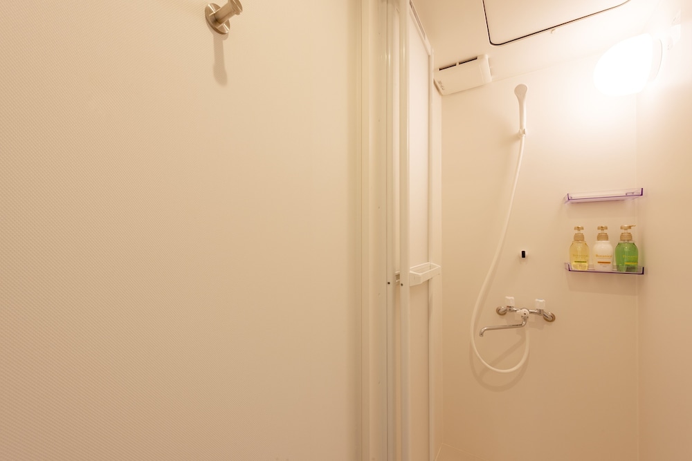 コンパクト ダブルルーム 共用バスルーム バスルームのシャワー0 | アンドホステル 南千住