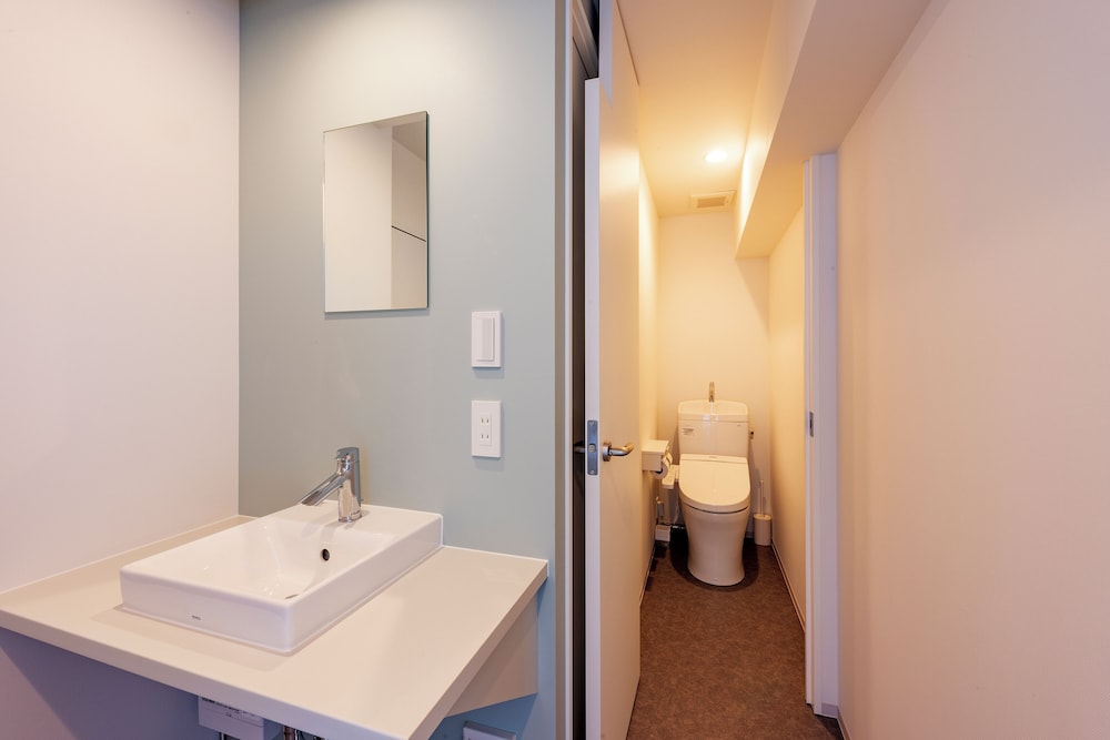 コンパクト ダブルルーム 共用バスルーム バスルーム1 | アンドホステル 南千住