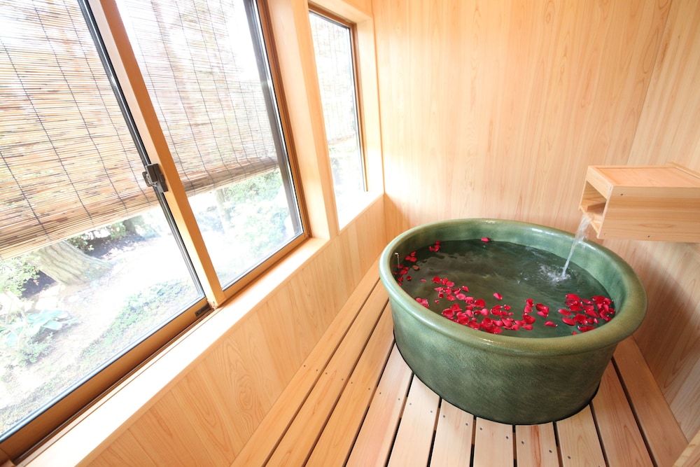 スイート ガーデンビュー バスルーム1 | 旅館 一の松