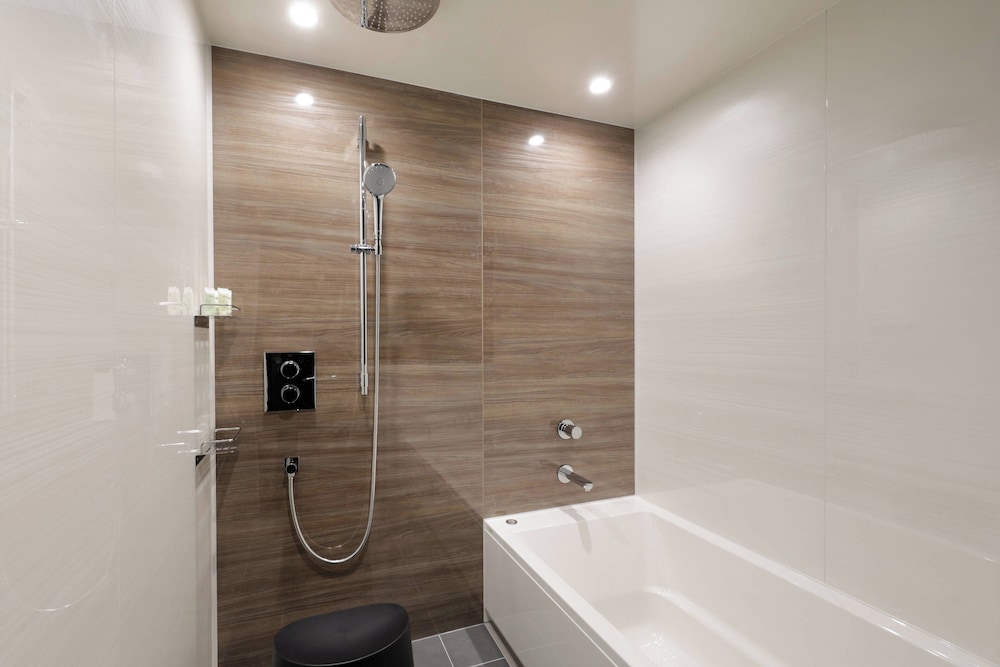 スイート ダブルベッド 2 台 コーナー バスルーム0 | コートヤード・バイ・マリオット大阪本町