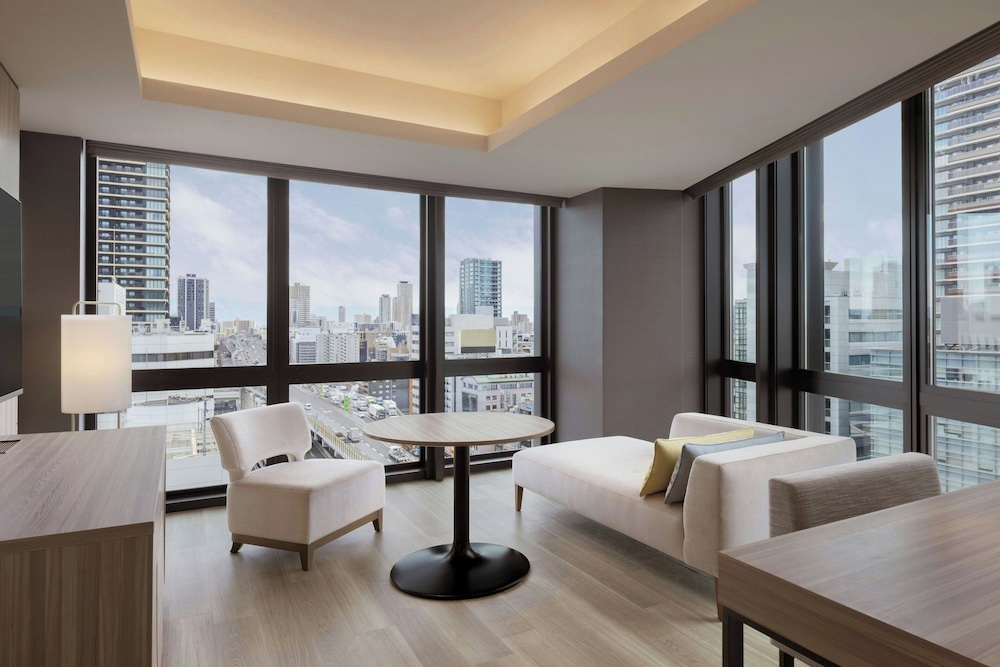 スイート キングベッド 1 台 リビングルーム0 | コートヤード・バイ・マリオット大阪本町