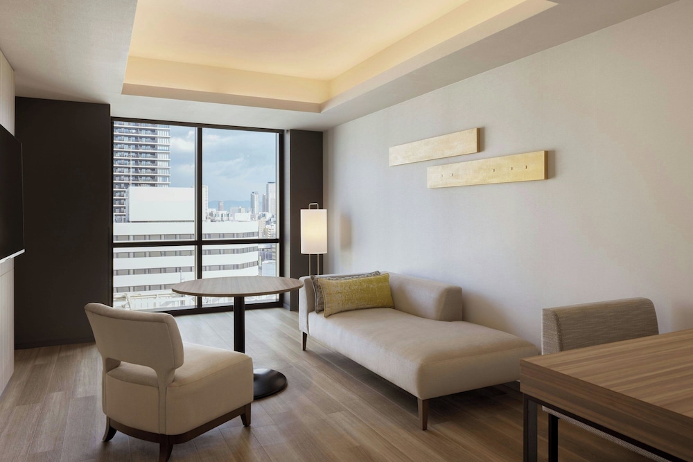 スイート ダブルベッド 2 台 コーナー リビングルーム0 | コートヤード・バイ・マリオット大阪本町