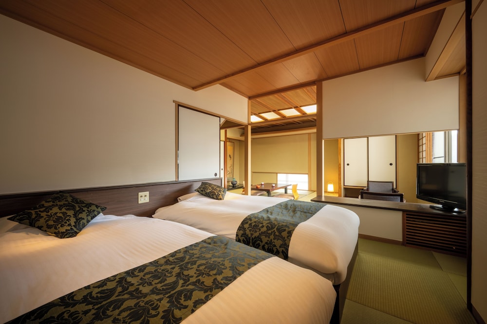 和洋室 和室8畳 + ツインベッド 禁煙 | 秋保温泉 伝承千年の宿 佐勘