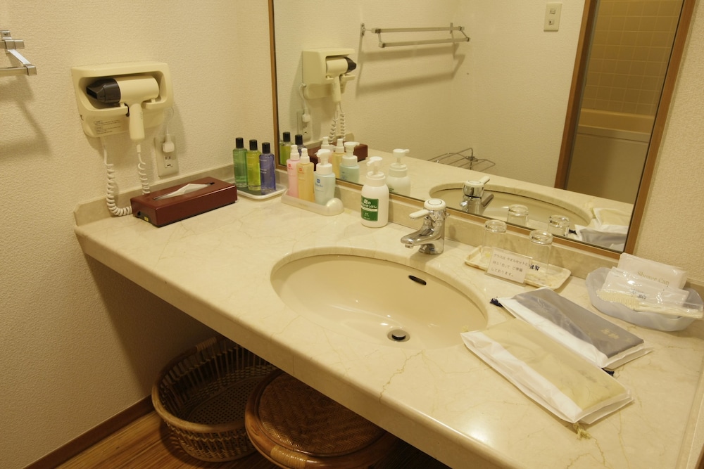 和洋室 和室8畳 + ツインベッド 禁煙 バスルーム0 | 秋保温泉 伝承千年の宿 佐勘