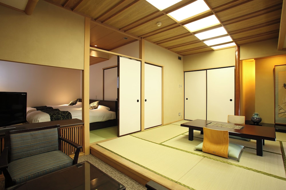 和洋室 和室8畳 + ツインベッド 禁煙 客室2 | 秋保温泉 伝承千年の宿 佐勘