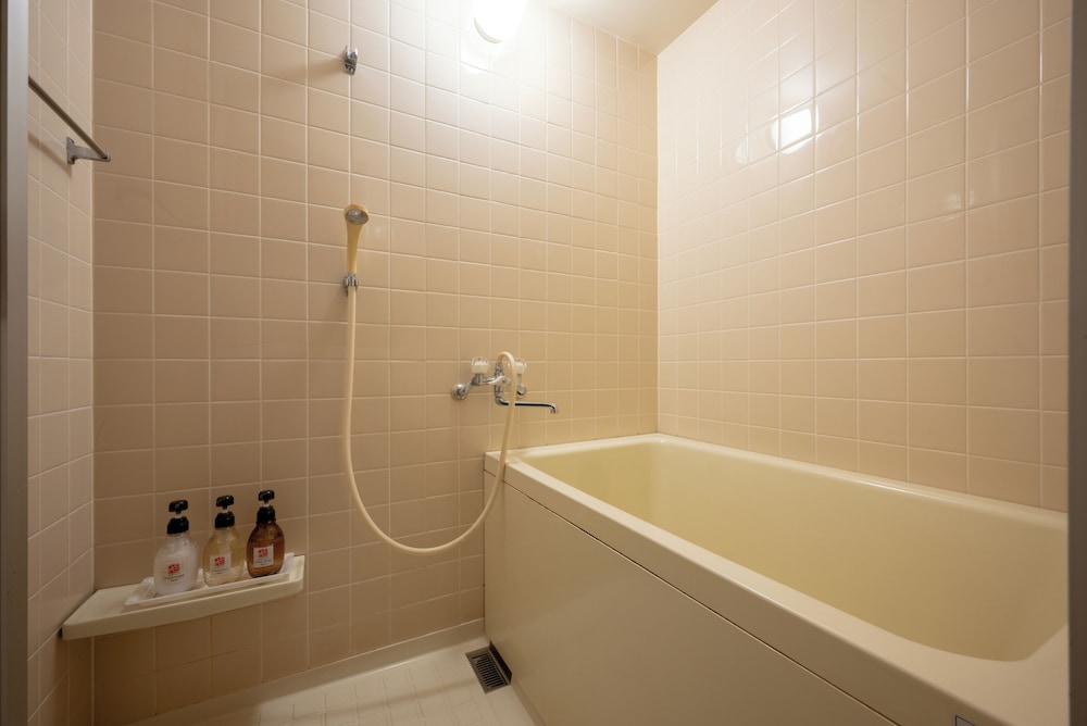 和洋室 和室8畳 + ツインベッド 禁煙 客室3 | 秋保温泉 伝承千年の宿 佐勘