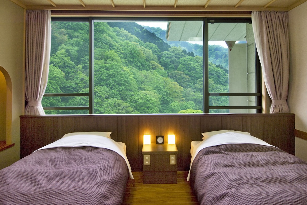 和洋室 (和室12畳+ツインベッド) 禁煙 客室1 | 日光 千姫物語