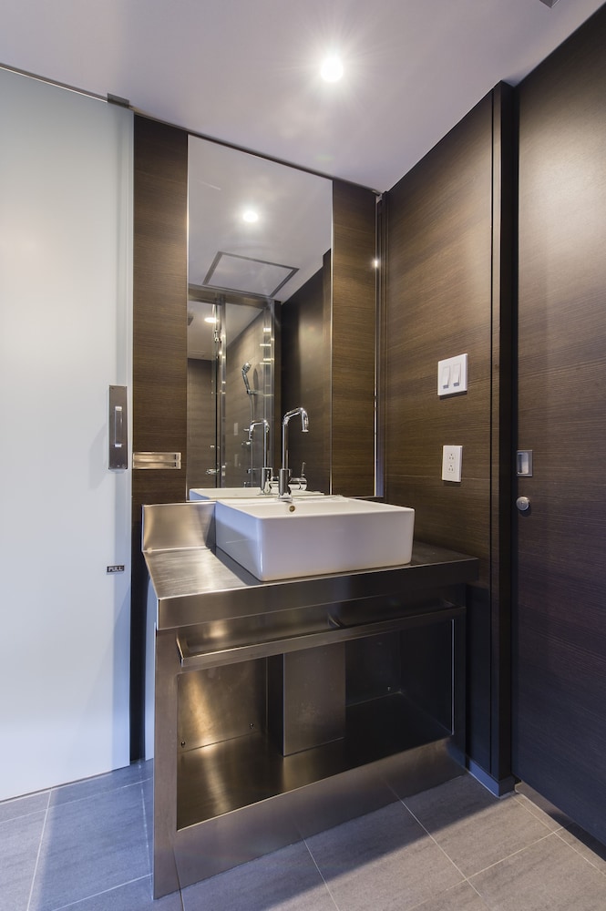 プレミア ダブルルームキングサイズベッド 1 台禁煙 バスルームのシンク0 | 赤坂グランベルホテル