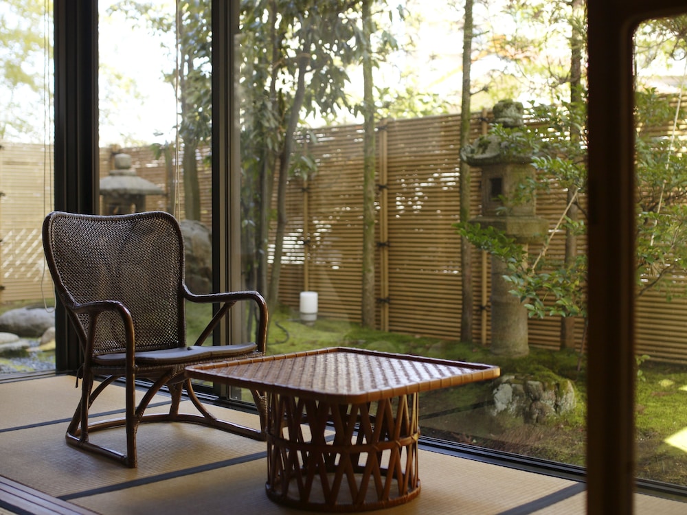 月の間 (和室12畳+11畳) 禁煙 客室2 | 金城樓