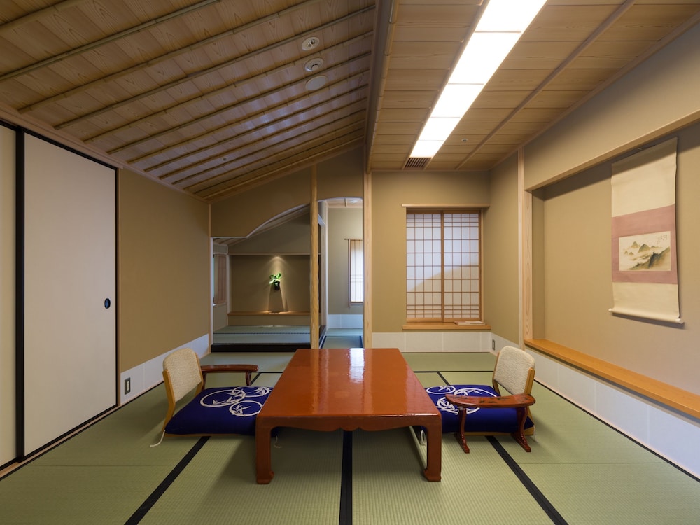 不二 (12畳+洋室) 又は喜久の間 (10畳+床の間+洋室) 禁煙 客室5 | 金城樓