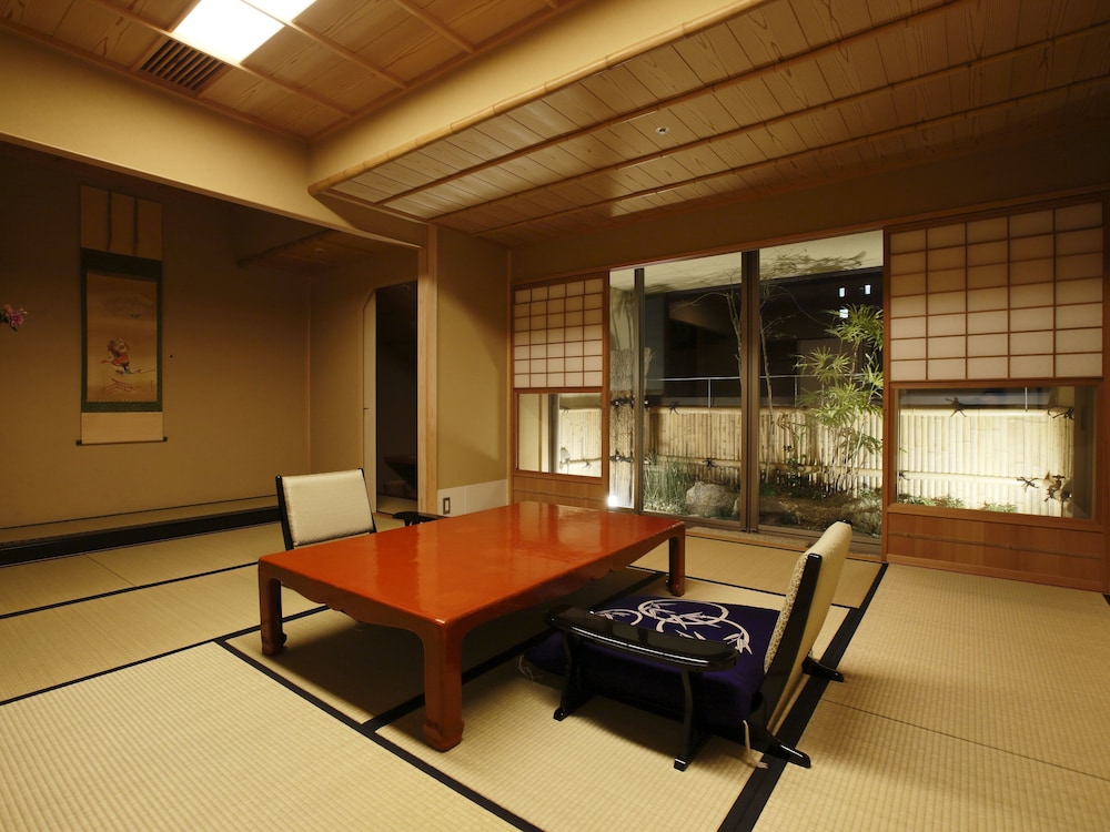 不二 (12畳+洋室) 又は喜久の間 (10畳+床の間+洋室) 禁煙 客室7 | 金城樓