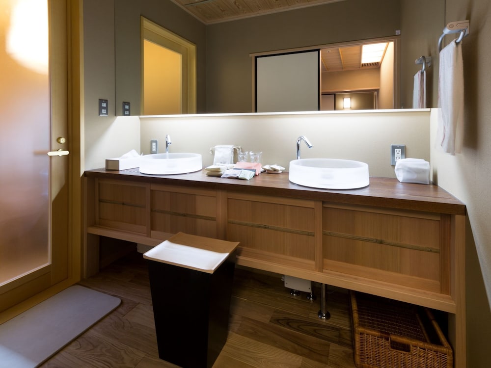 不二 (12畳+洋室) 又は喜久の間 (10畳+床の間+洋室) 禁煙 客室4 | 金城樓