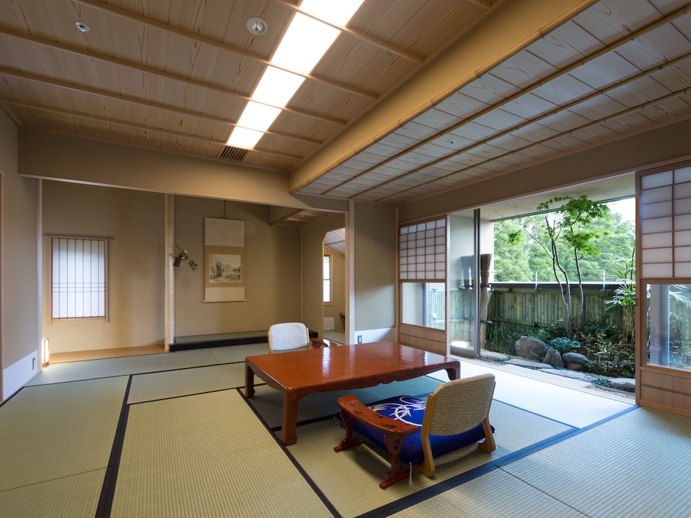 不二 (12畳+洋室) 又は喜久の間 (10畳+床の間+洋室) 禁煙 客室3 | 金城樓