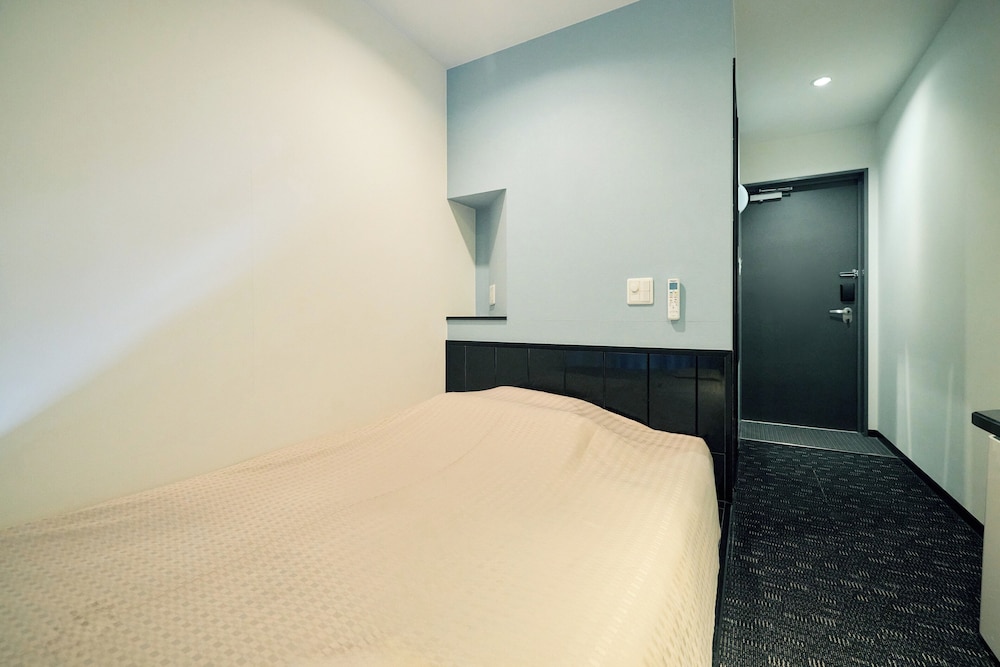 プレミア ダブルルーム ダブルベッド 1 台 喫煙可 | アーバイン広島エグゼクティブ