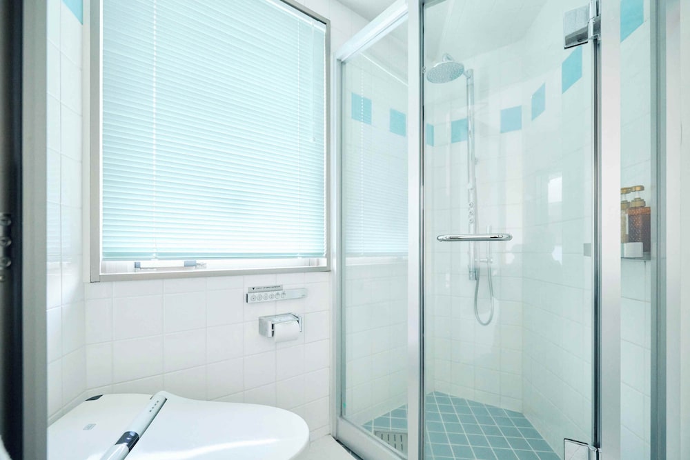 レインシャワー ダブルルーム 禁煙 バスルーム2 | アーバイン広島エグゼクティブ