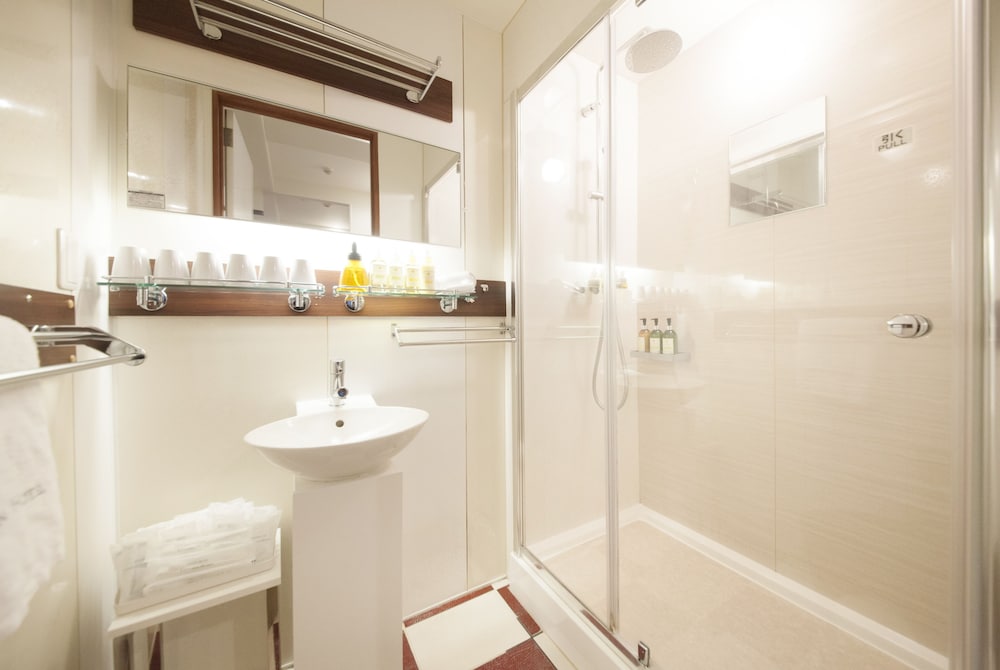 プレミアムファミリールーム 禁煙 (セミダブルベッド4台) [大人5名様よりエクストラベッドをご用意] バスルーム0 | センチュリオンホテル・レジデンシャル・赤坂