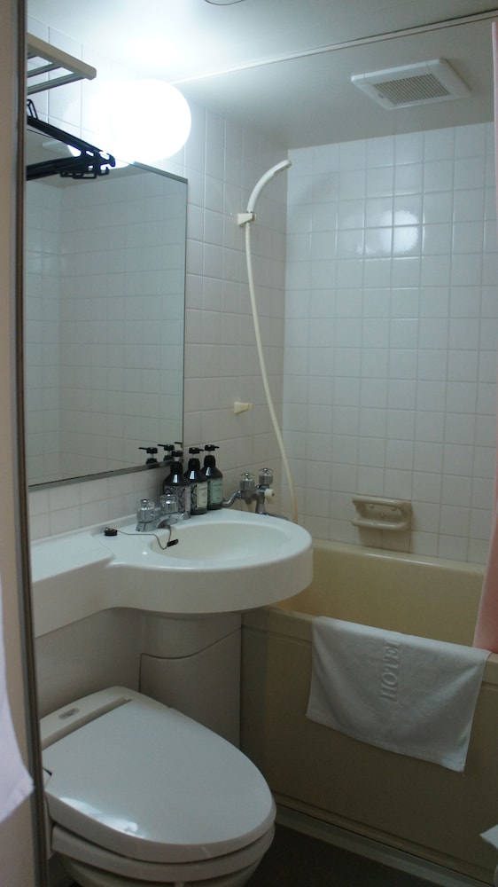 セミ ダブル ルーム ベッド 110 ~ 120 cm バスルーム1 | 東京堀留ヴィラ