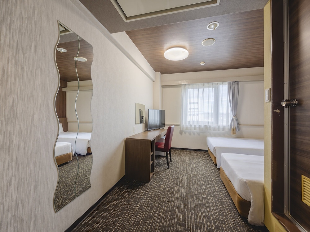 [喫煙]スタンダードツイン/16-18平方メートル/100 ㎝幅ベッド1台＋120 ㎝幅ベッド1台/2名迄 客室1 | KOKO STAY 相模原