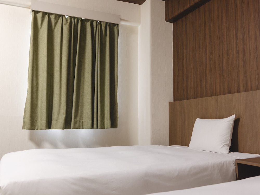 [喫煙]スタンダードツイン/16-18平方メートル/100 ㎝幅ベッド1台＋120 ㎝幅ベッド1台/2名迄 客室2 | KOKO STAY 相模原