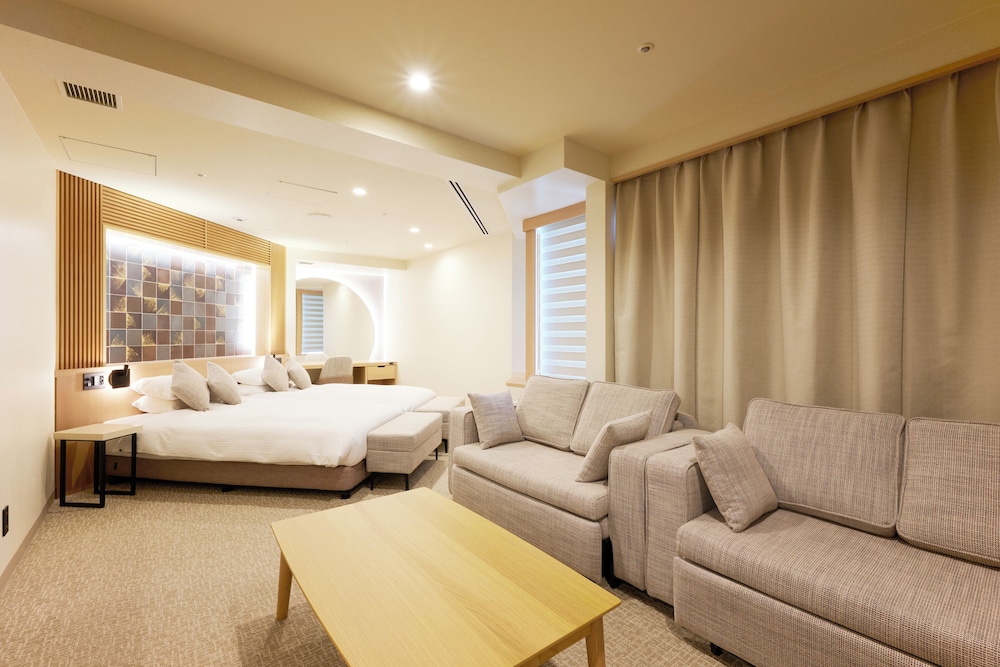 デラックス 4 人部屋 4 ベッドルーム 禁煙 リビング エリア0 | ホテルフクラシア大阪ベイ