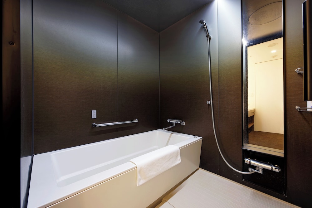 スイート ベッド (複数台) (Twin, Up To 6 Guests) バスルーム2 | ホリデイ・イン&スイーツ札幌大通公園 by IHG