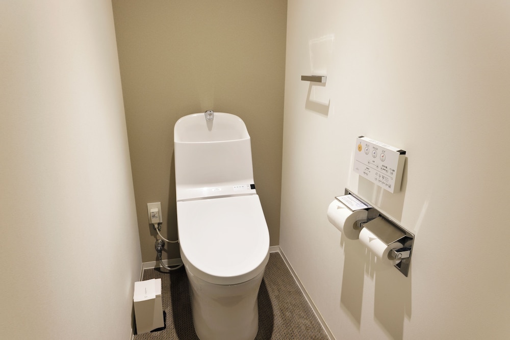 スイート ベッド (複数台) (Twin, Up To 6 Guests) バスルーム1 | ホリデイ・イン&スイーツ札幌大通公園 by IHG