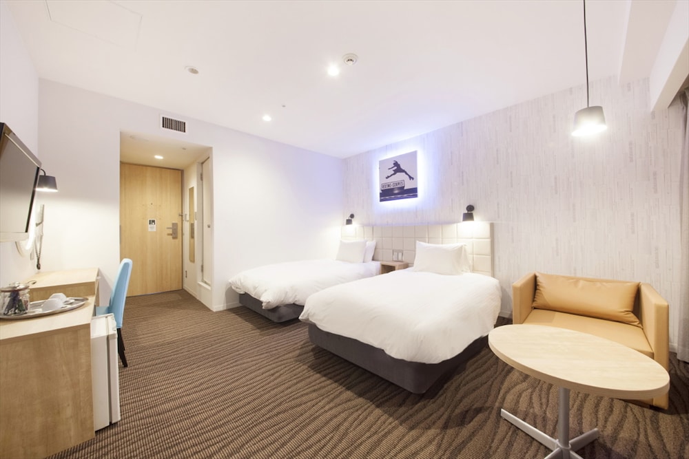 ツインルーム シングルベッド 2 台 禁煙 | HOTEL PLUMM (ホテル プラム)