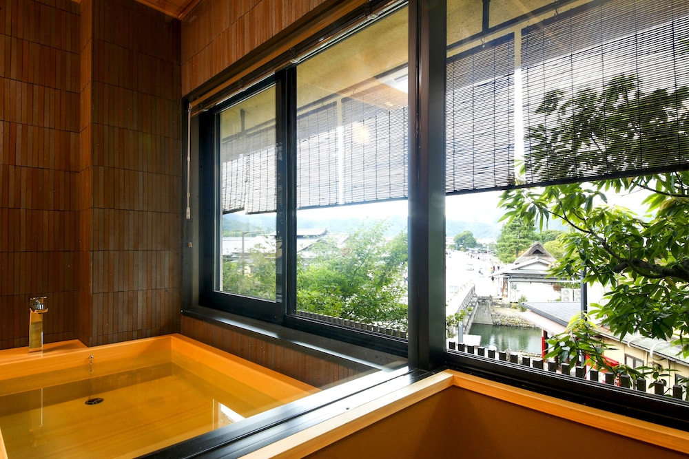 [秀山閣] 檜内風呂付和室8畳 (禁煙) 部屋からの景観0 | 京都 嵐山温泉 渡月亭
