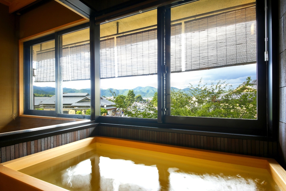 [秀山閣] 檜内風呂付和室6畳 (禁煙) バスルーム0 | 京都 嵐山温泉 渡月亭