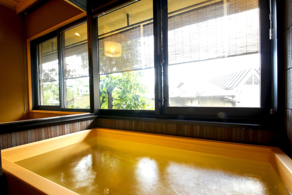 [秀山閣] 檜内風呂付和室8畳 (禁煙) バスルーム0 | 京都 嵐山温泉 渡月亭