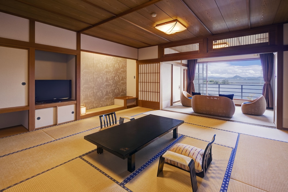 萬葉 和室(天然温泉露天風呂付き・禁煙) | びわこ緑水亭