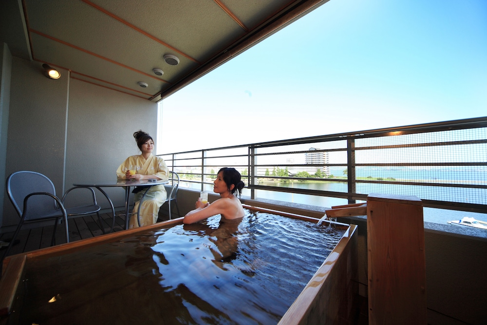 びわの風 和風ツインベッド(天然温泉露天風呂付き・禁煙) 部屋からの景観0 | びわこ緑水亭