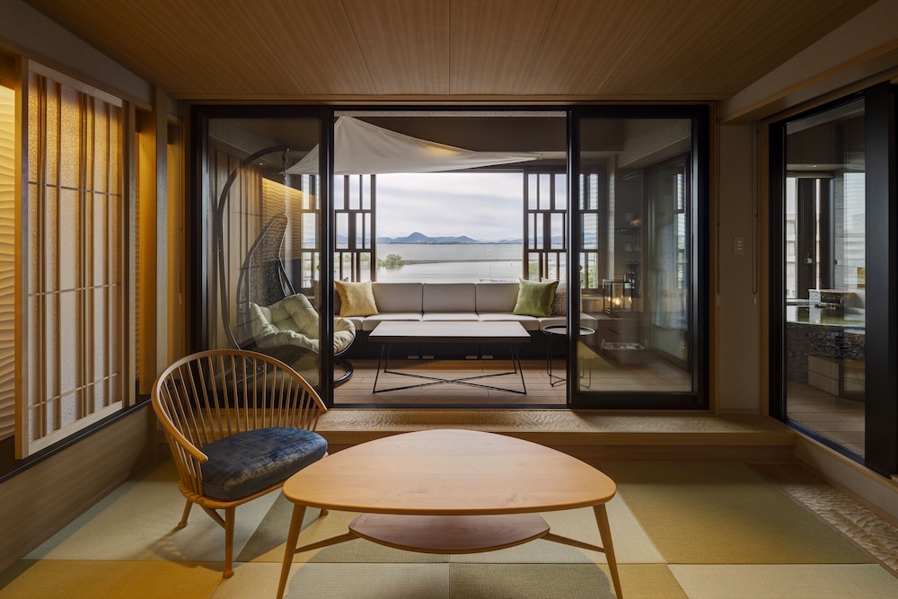 湖游 エレガントスイート（天然温泉 半露天風呂付き・禁煙） 客室1 | びわこ緑水亭
