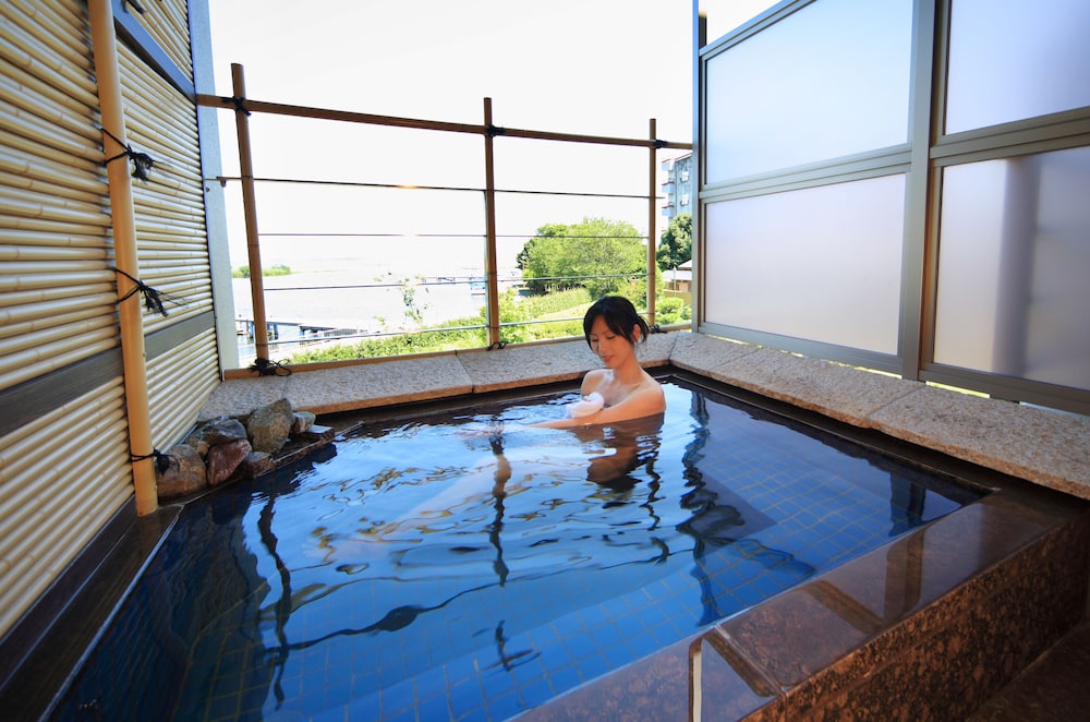 萬葉 和室(天然温泉露天風呂付き・禁煙) バスルーム0 | びわこ緑水亭