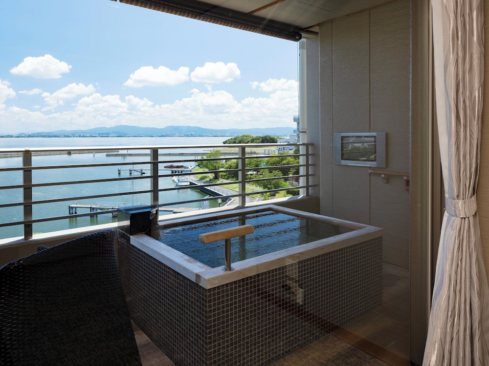 びわの風 和風ツインベッド(天然温泉露天風呂付き・禁煙) 部屋からの景観1 | びわこ緑水亭