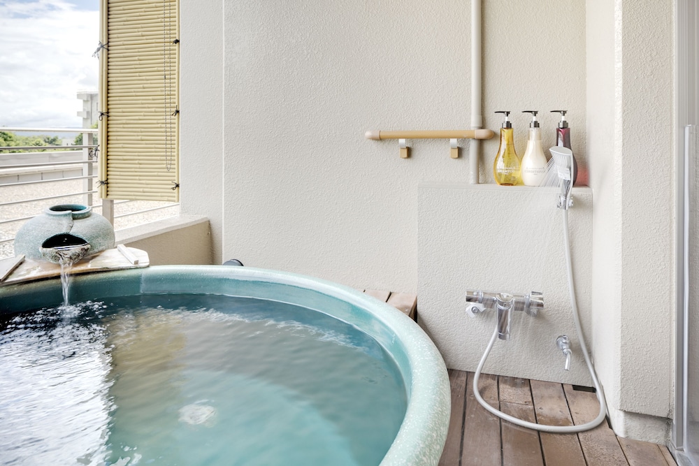 びわの風 和風トリプルベッド(天然温泉露天風呂付き・禁煙) バスルーム0 | びわこ緑水亭