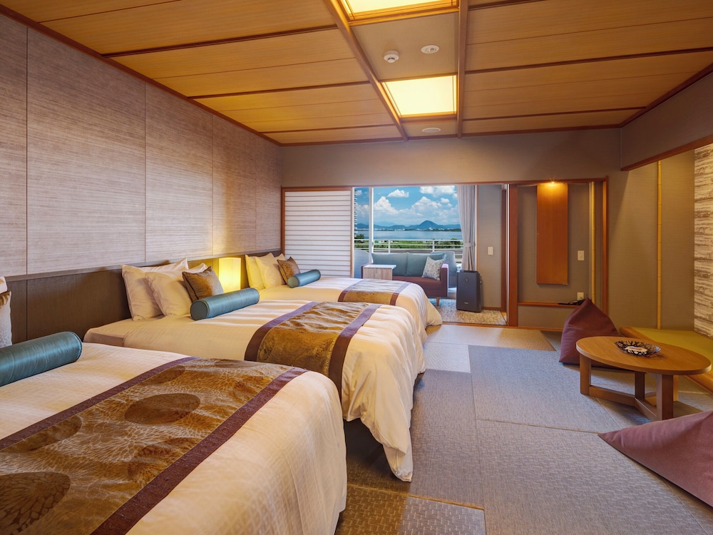 びわの風 和風トリプルベッド(天然温泉露天風呂付き・禁煙) | びわこ緑水亭