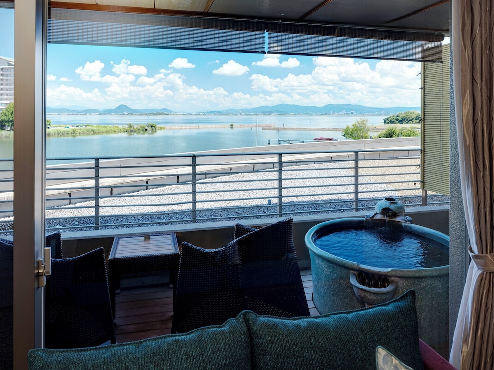 びわの風 和風トリプルベッド(天然温泉露天風呂付き・禁煙) 部屋からの景観0 | びわこ緑水亭