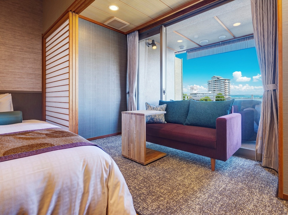 びわの風 和風トリプルベッド(天然温泉露天風呂付き・禁煙) リビング エリア0 | びわこ緑水亭