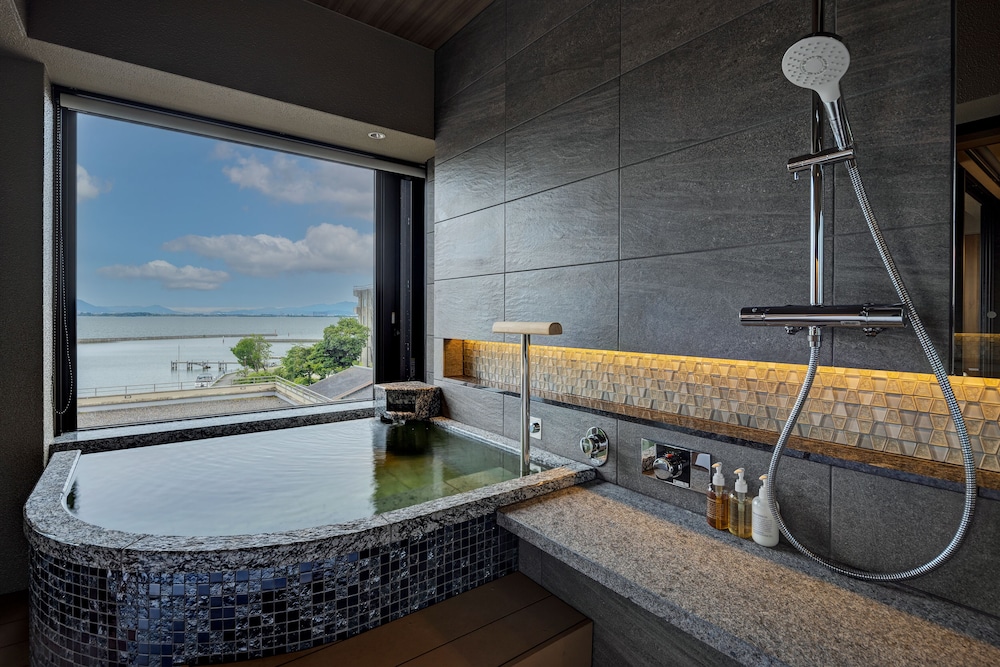 湖游 エレガントスイート（天然温泉 半露天風呂付き・禁煙） バスルーム0 | びわこ緑水亭